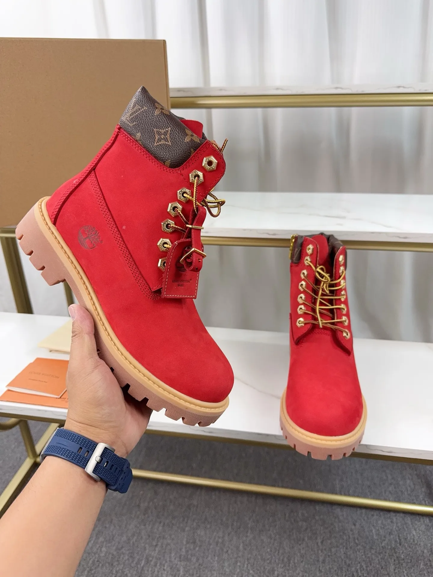 Couple model 💰700 ❤️Top version: Couple model LV x Timberland Timberland joint model Presbyopia Embossed Rhubarb boots Ankle boots Short boots LV x Timberland ankle boots are made of Monogram embossed waterproof nubuck cow leather, relying on the brand's exquisite craftsmanship to carefully reshape the classic Timberland 6-inch boot shape in Italy, and make an eye-catching appearance in 2024 created by Pharrell Williams with American workwear style Autumn and winter menswear show. Monogram embossed tongue, original Timberland laces and outsole are exquisite details, and the leather label expresses the cooperation logo. Exquisite packaging at the delivery counter🛍📦 ▪️Material: Original customized imported first-layer cowhide ▪️Inner lining: Original customized leather lining/mesh lining ▪️Outsole: Original molded anti-slip rubber material ▪️Sole thickness: 3.5CM ▪️Size: Women's 35-40 Men's 39-46